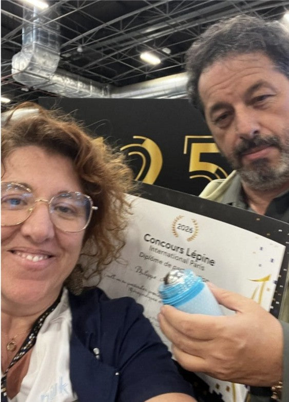 Philippe Montégut et Cécile au Concours Lépine International Paris 2026, diplôme et roll-on Niuk en main.